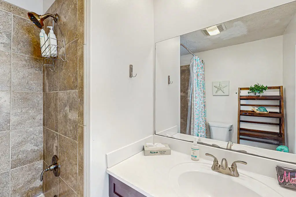 Serene, updated villa with WiFi, washer/dryer, central AC & pool