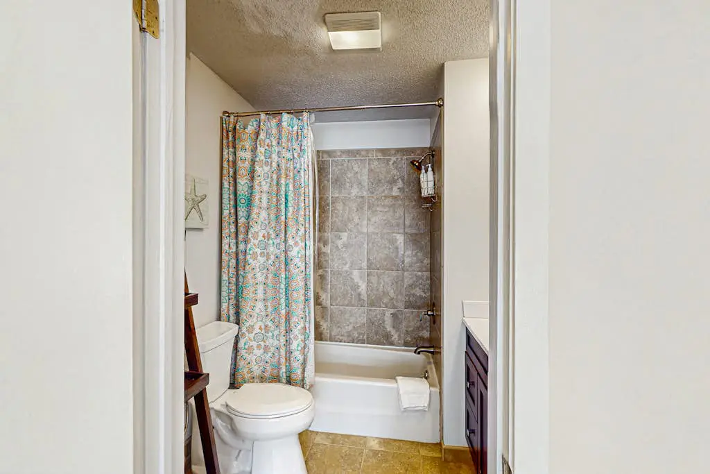 Serene, updated villa with WiFi, washer/dryer, central AC & pool