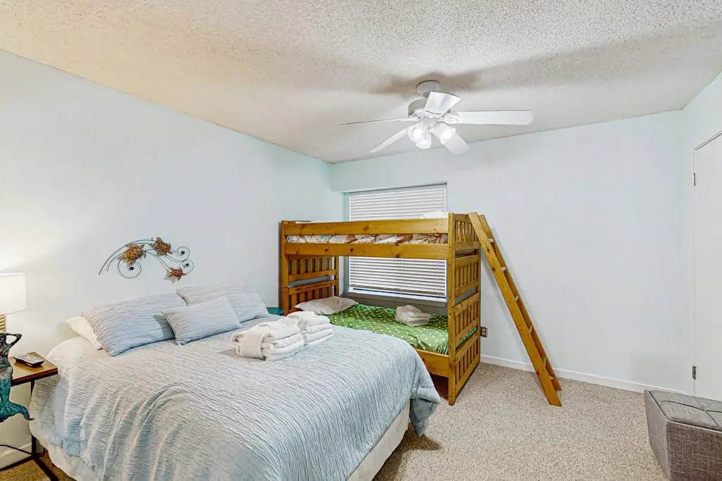 Serene, updated villa with WiFi, washer/dryer, central AC & pool