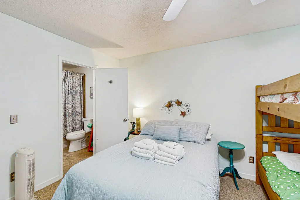 Serene, updated villa with WiFi, washer/dryer, central AC & pool