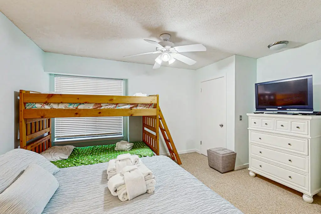 Serene, updated villa with WiFi, washer/dryer, central AC & pool
