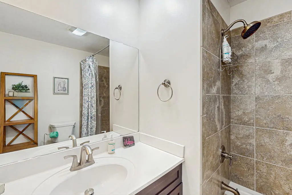Serene, updated villa with WiFi, washer/dryer, central AC & pool