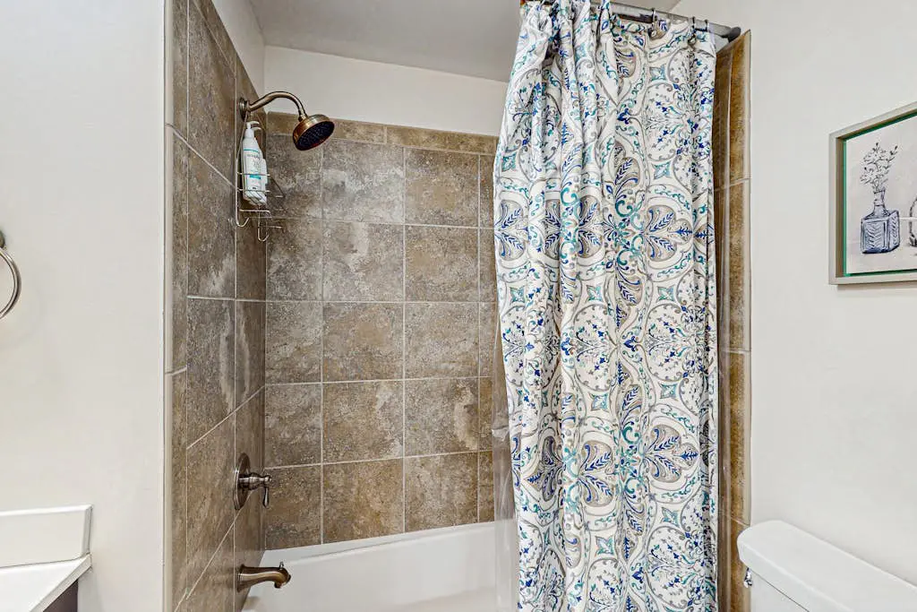 Serene, updated villa with WiFi, washer/dryer, central AC & pool
