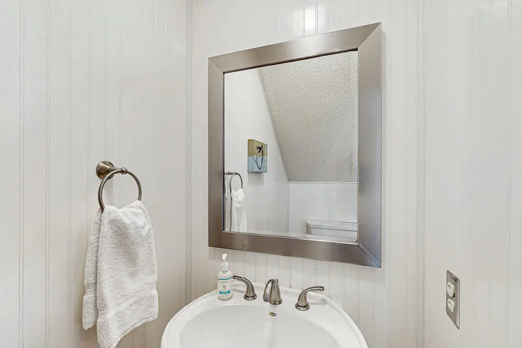 Serene, updated villa with WiFi, washer/dryer, central AC & pool