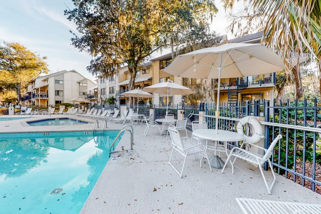 Serene, updated villa with WiFi, washer/dryer, central AC & pool