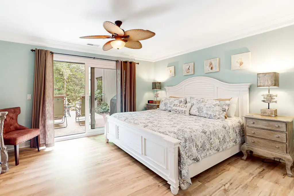 Bright & Beachy Dog Friendly Villa with Shared Pool