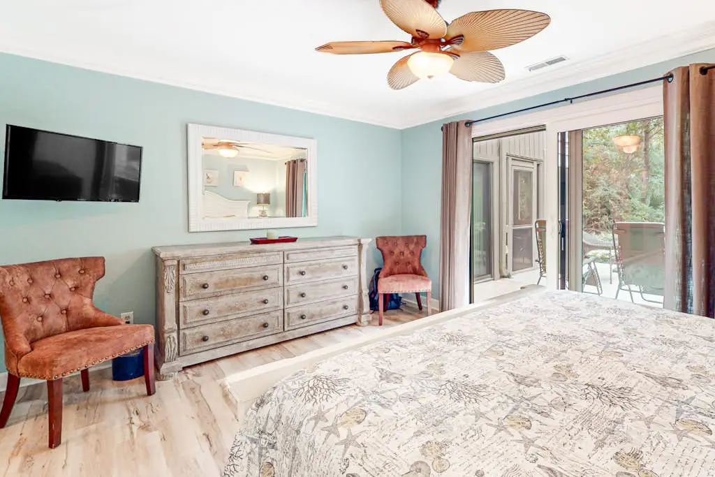 Bright & Beachy Dog Friendly Villa with Shared Pool