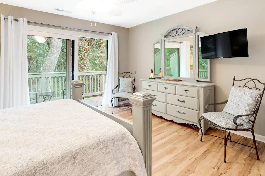 Bright & Beachy Dog Friendly Villa with Shared Pool