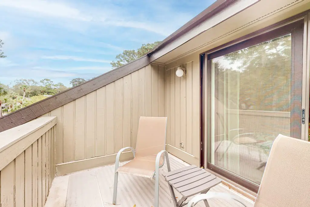Bright & Beachy Dog Friendly Villa with Shared Pool