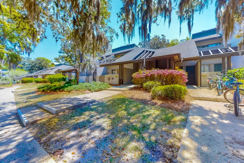 Bright & Beachy Dog Friendly Villa with Shared Pool