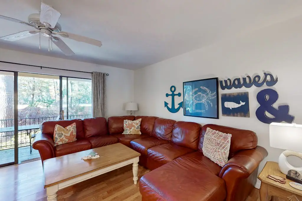 Wonderful vacation condo featuring shared pool & WiFi - close to the beach
