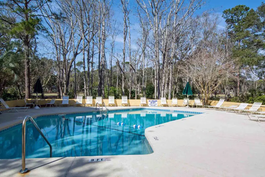 Wonderful vacation condo featuring shared pool & WiFi - close to the beach