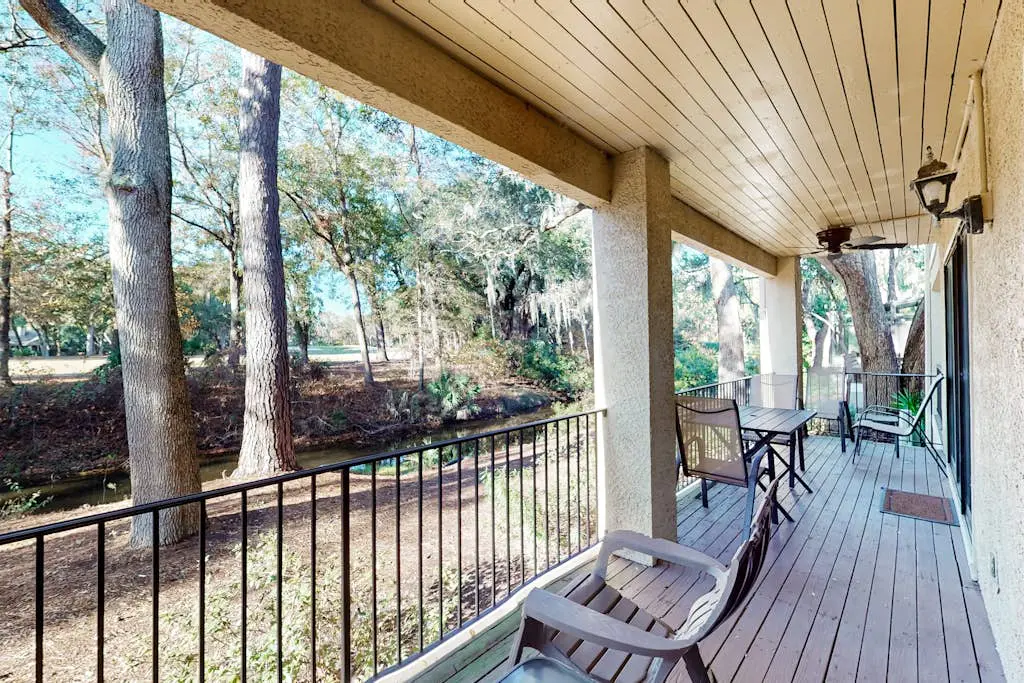 Wonderful vacation condo featuring shared pool & WiFi - close to the beach