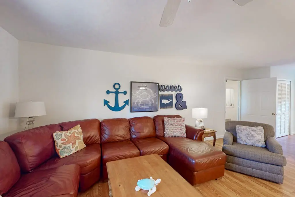 Wonderful vacation condo featuring shared pool & WiFi - close to the beach