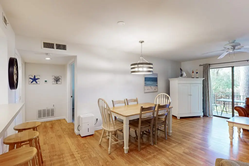 Wonderful vacation condo featuring shared pool & WiFi - close to the beach