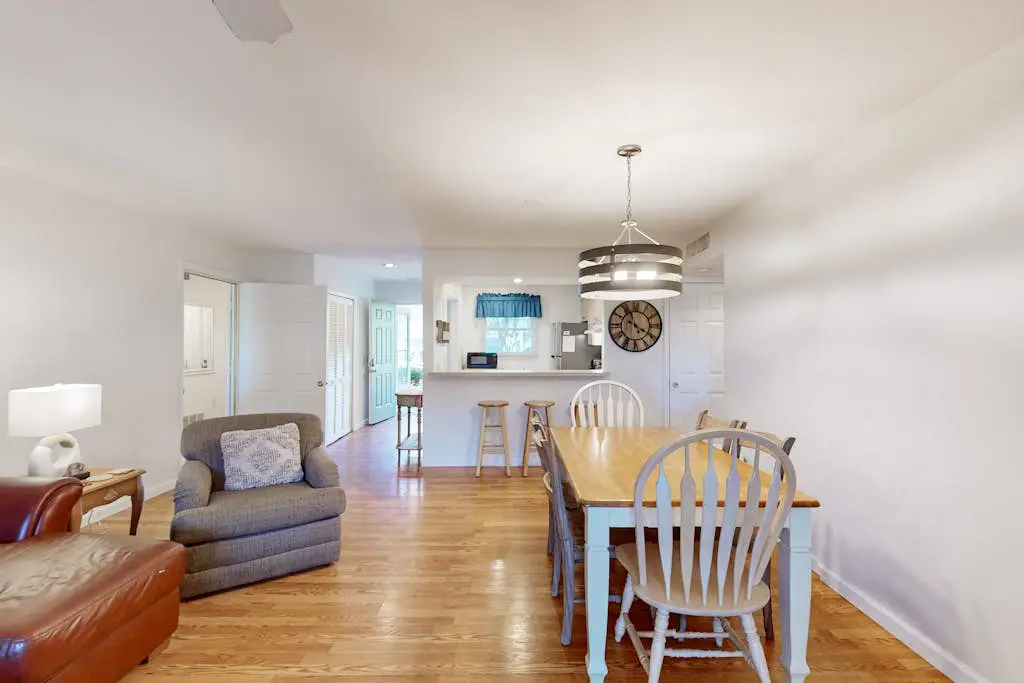 Wonderful vacation condo featuring shared pool & WiFi - close to the beach