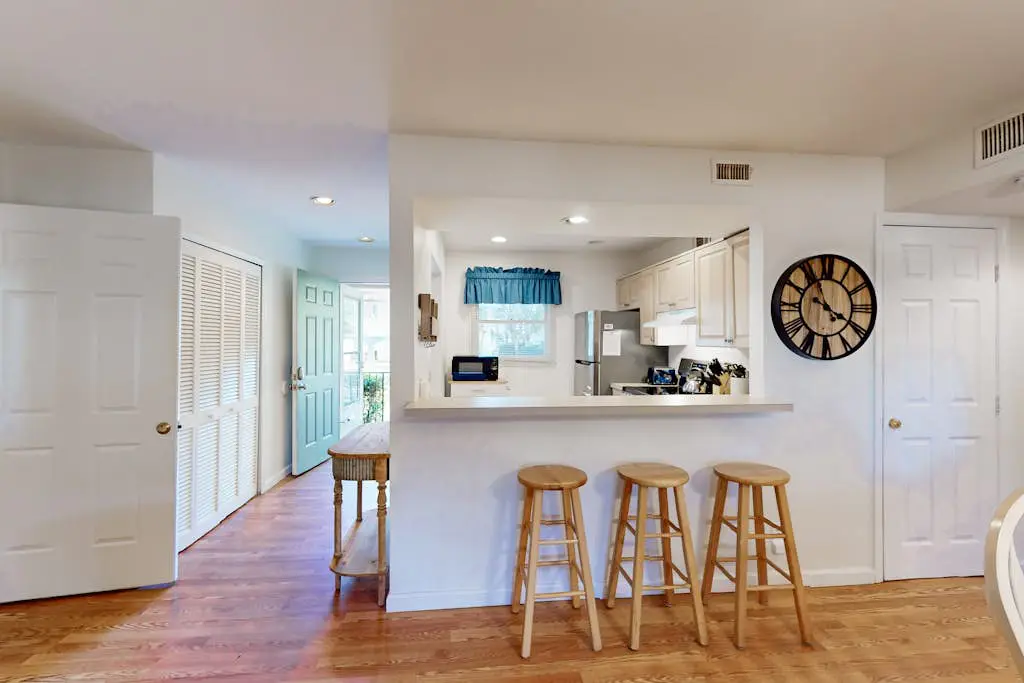 Wonderful vacation condo featuring shared pool & WiFi - close to the beach