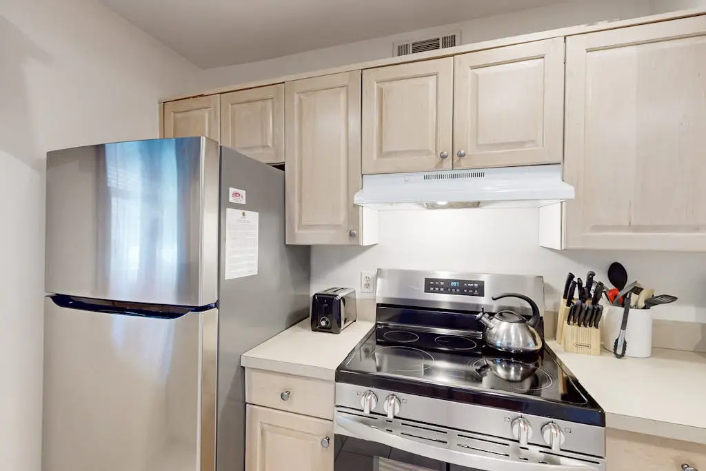 Wonderful vacation condo featuring shared pool & WiFi - close to the beach