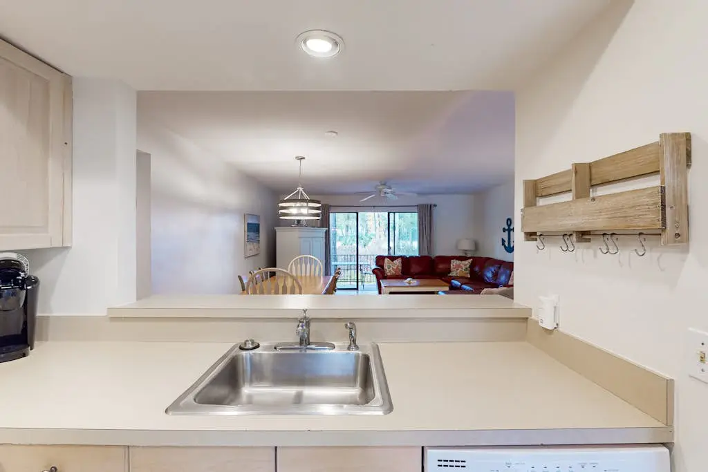 Wonderful vacation condo featuring shared pool & WiFi - close to the beach