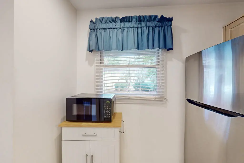 Wonderful vacation condo featuring shared pool & WiFi - close to the beach