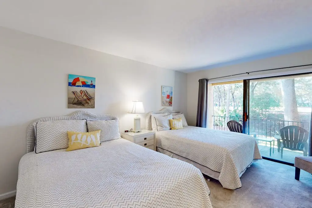 Wonderful vacation condo featuring shared pool & WiFi - close to the beach