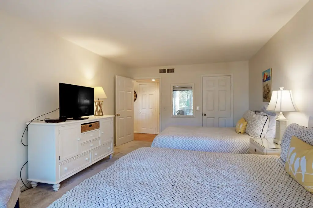 Wonderful vacation condo featuring shared pool & WiFi - close to the beach