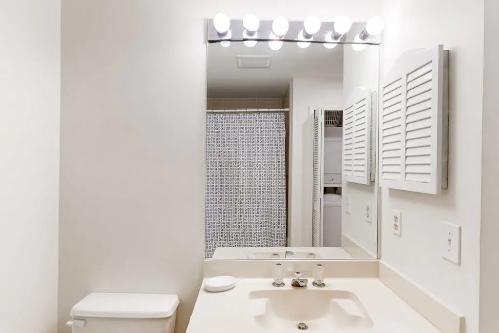 Wonderful vacation condo featuring shared pool & WiFi - close to the beach