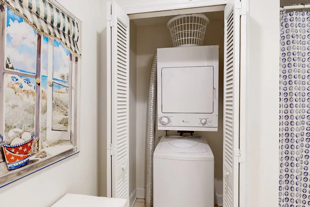 Wonderful vacation condo featuring shared pool & WiFi - close to the beach