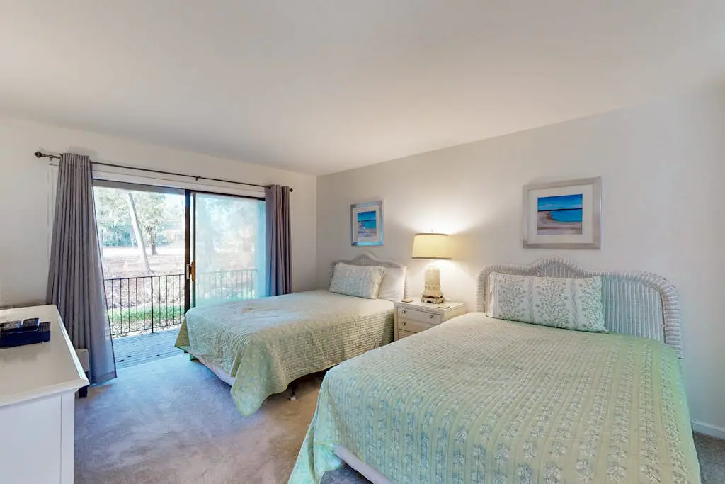 Wonderful vacation condo featuring shared pool & WiFi - close to the beach