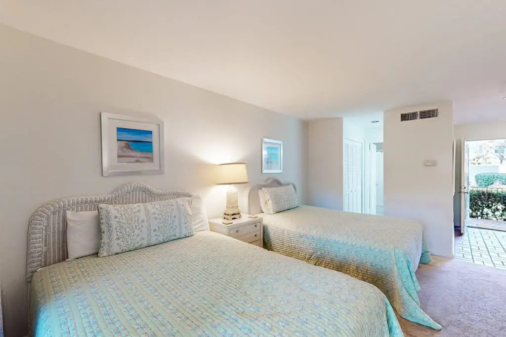 Wonderful vacation condo featuring shared pool & WiFi - close to the beach