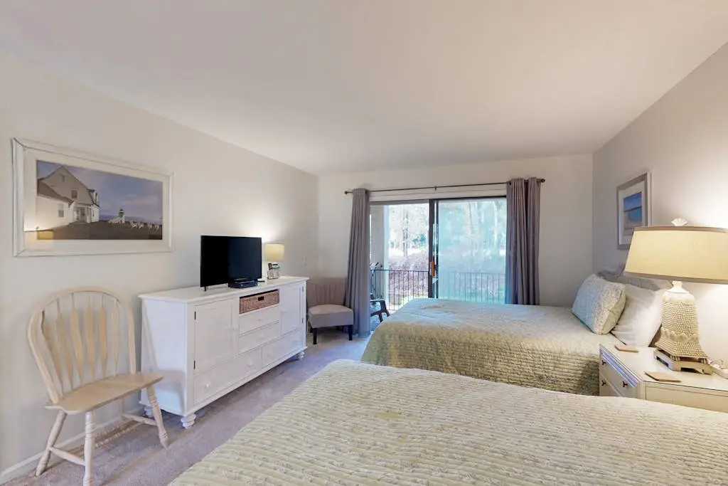 Wonderful vacation condo featuring shared pool & WiFi - close to the beach