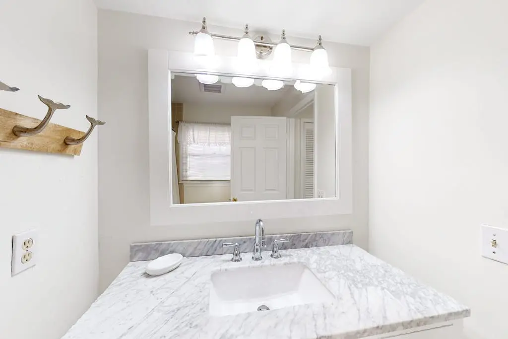 Wonderful vacation condo featuring shared pool & WiFi - close to the beach