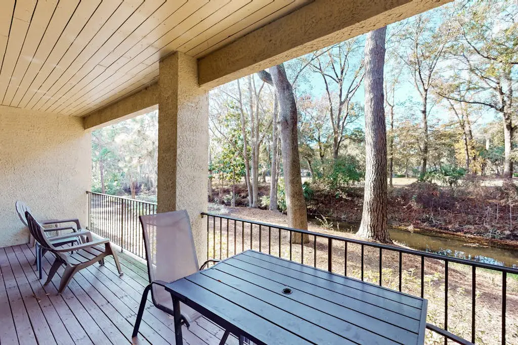 Wonderful vacation condo featuring shared pool & WiFi - close to the beach