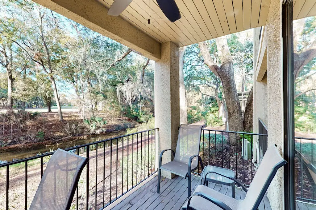 Wonderful vacation condo featuring shared pool & WiFi - close to the beach