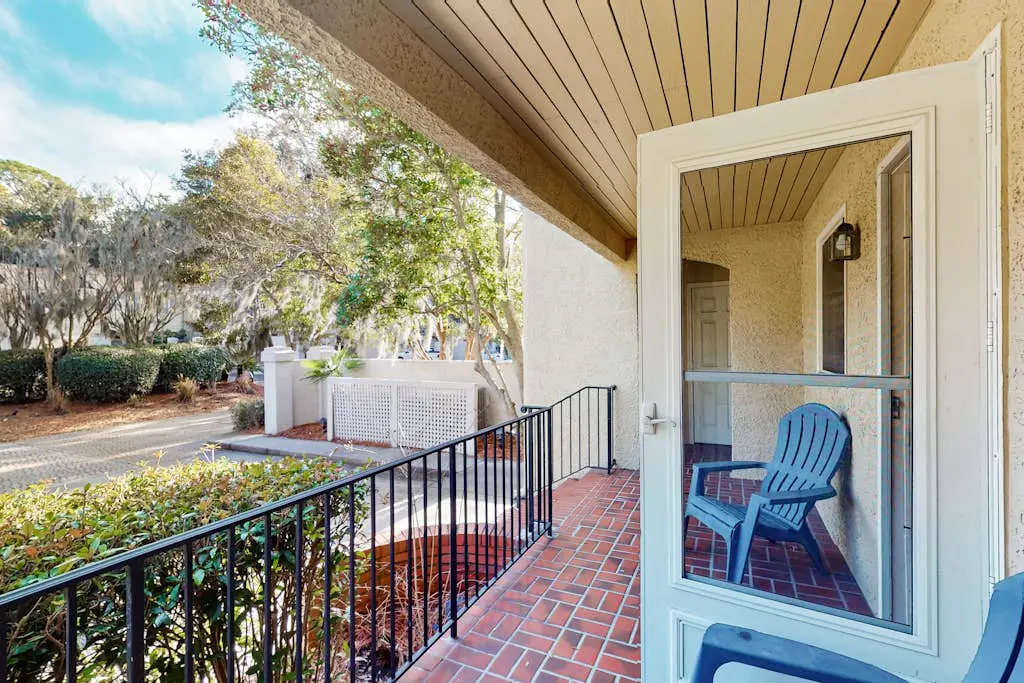 Wonderful vacation condo featuring shared pool & WiFi - close to the beach