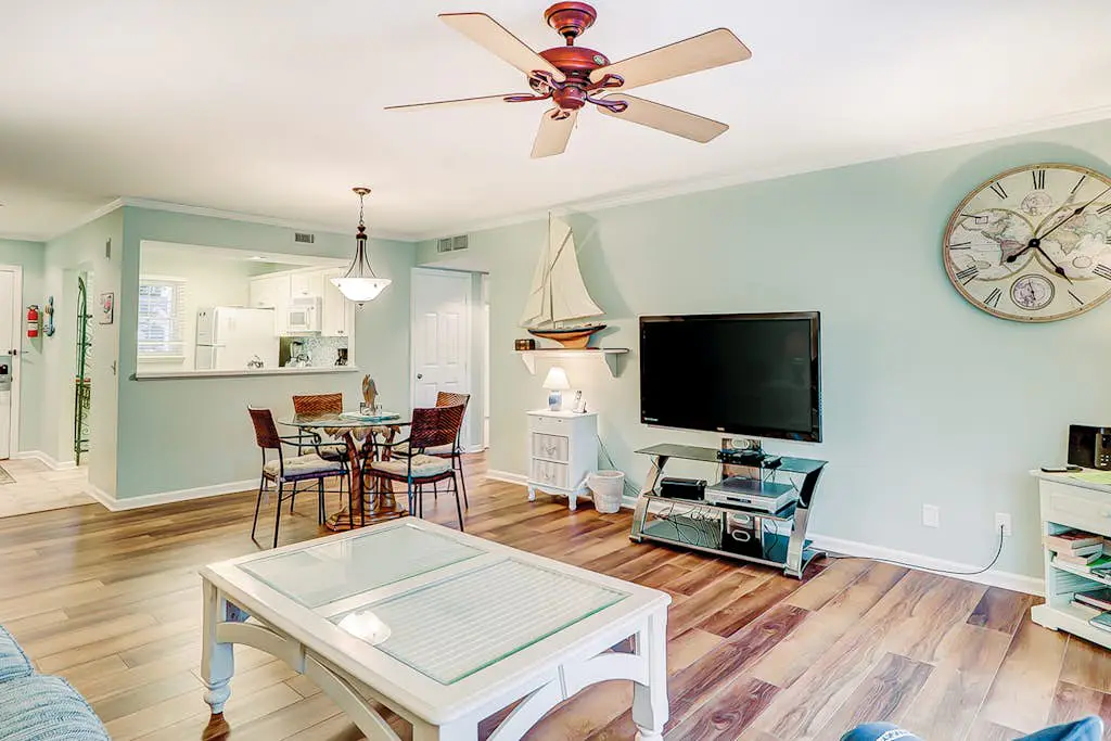 Fantastic Vacation Condo Close to Beach w/Free WiFi, AC, W/D, Shared Pool/Tennis