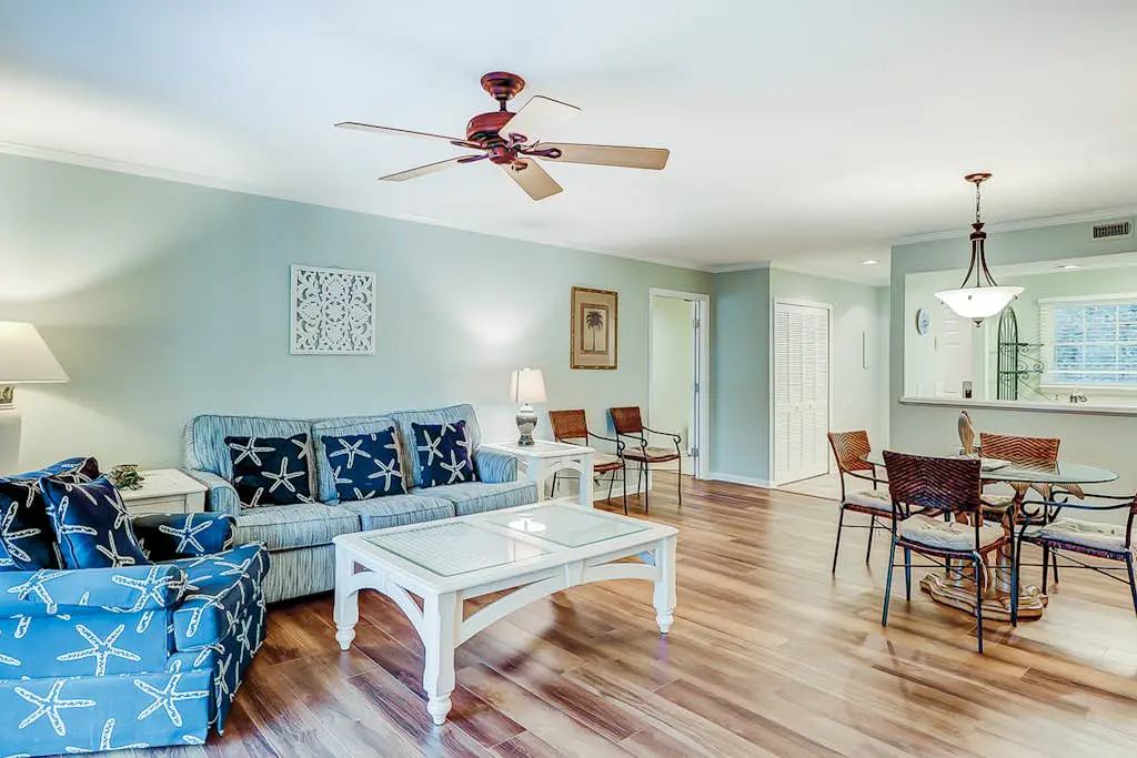 Fantastic Vacation Condo Close to Beach w/Free WiFi, AC, W/D, Shared Pool/Tennis