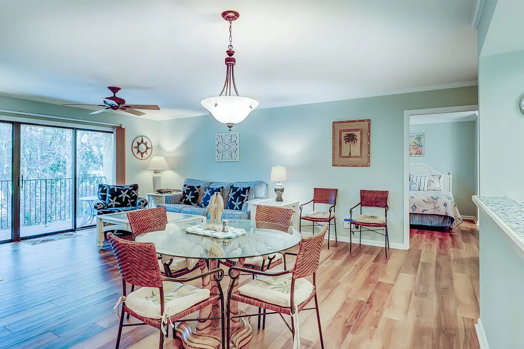 Fantastic Vacation Condo Close to Beach w/Free WiFi, AC, W/D, Shared Pool/Tennis