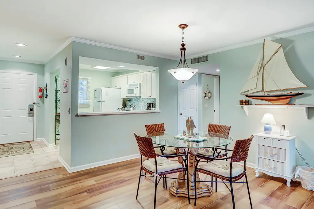 Fantastic Vacation Condo Close to Beach w/Free WiFi, AC, W/D, Shared Pool/Tennis