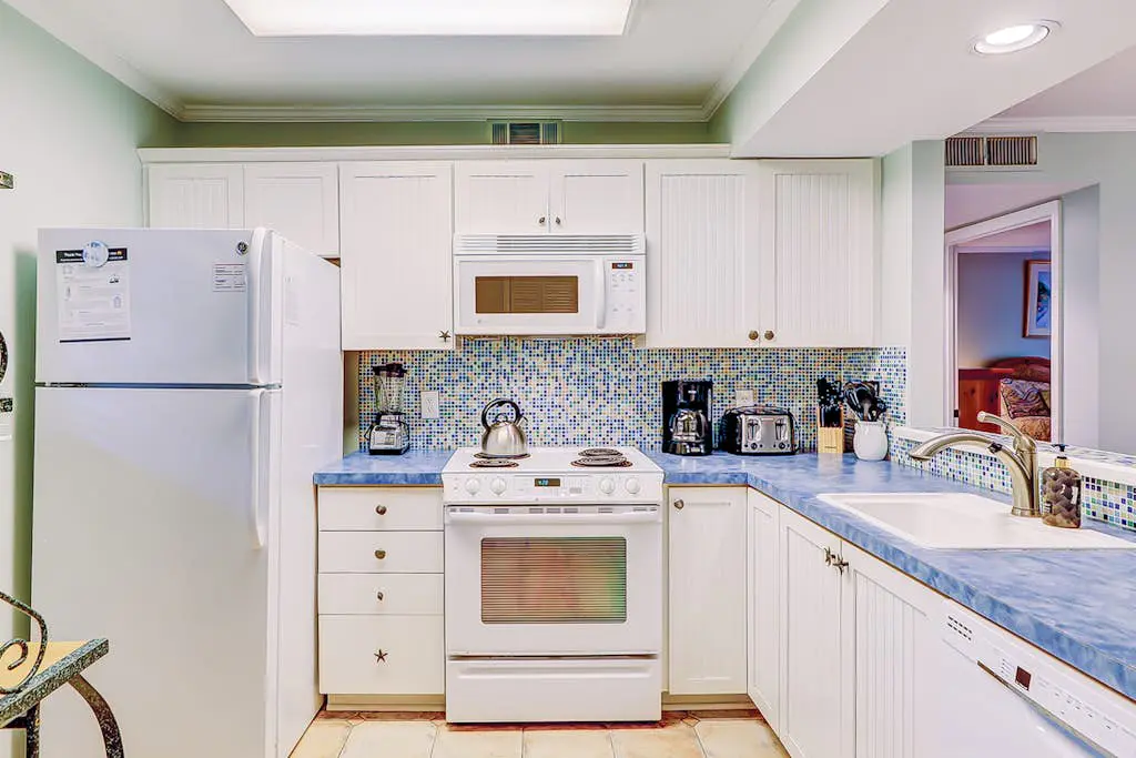 Fantastic Vacation Condo Close to Beach w/Free WiFi, AC, W/D, Shared Pool/Tennis