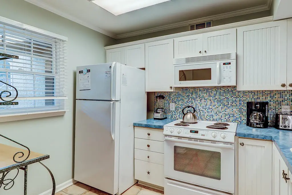 Fantastic Vacation Condo Close to Beach w/Free WiFi, AC, W/D, Shared Pool/Tennis