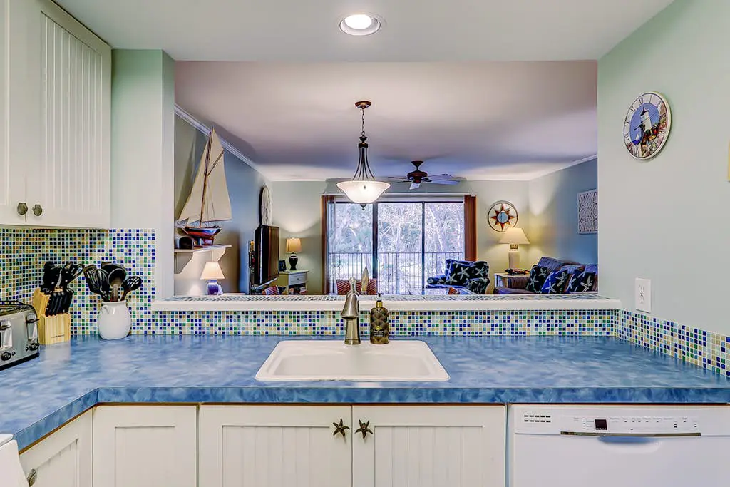 Fantastic Vacation Condo Close to Beach w/Free WiFi, AC, W/D, Shared Pool/Tennis