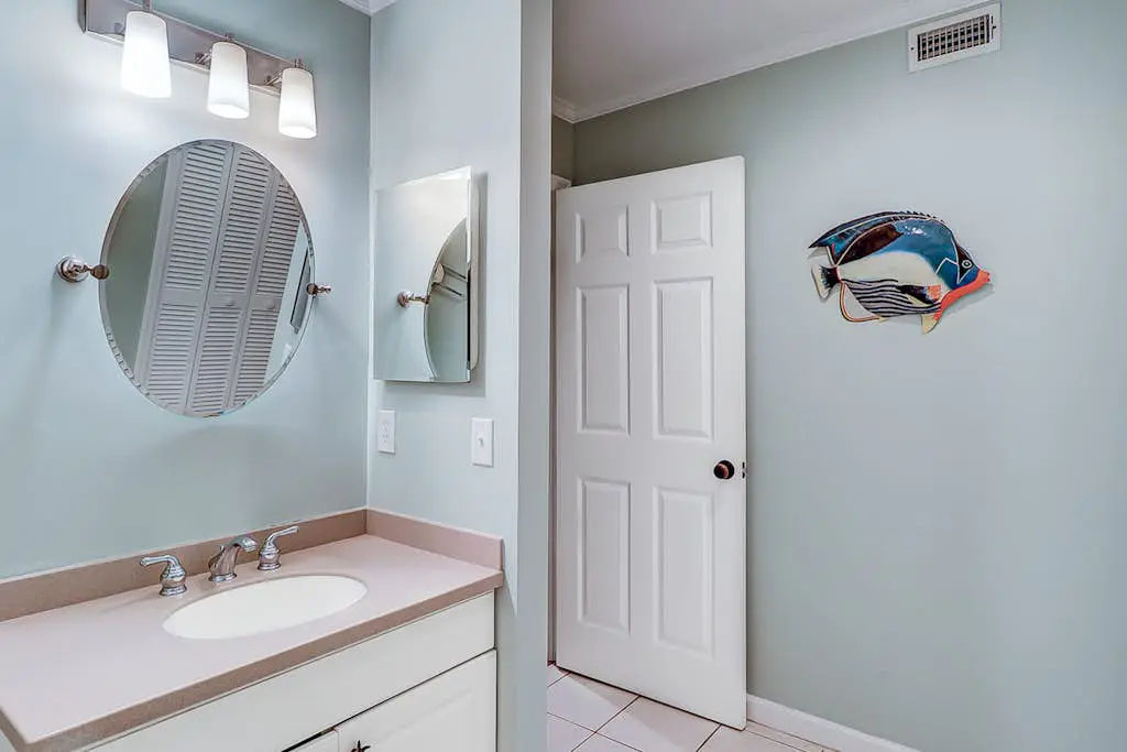 Fantastic Vacation Condo Close to Beach w/Free WiFi, AC, W/D, Shared Pool/Tennis