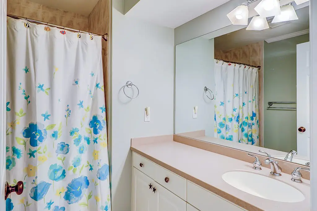 Fantastic Vacation Condo Close to Beach w/Free WiFi, AC, W/D, Shared Pool/Tennis