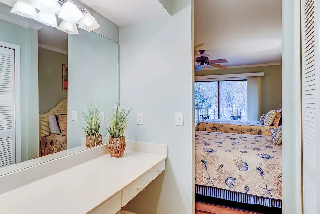 Fantastic Vacation Condo Close to Beach w/Free WiFi, AC, W/D, Shared Pool/Tennis