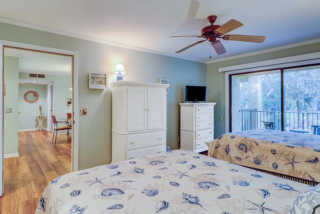 Fantastic Vacation Condo Close to Beach w/Free WiFi, AC, W/D, Shared Pool/Tennis