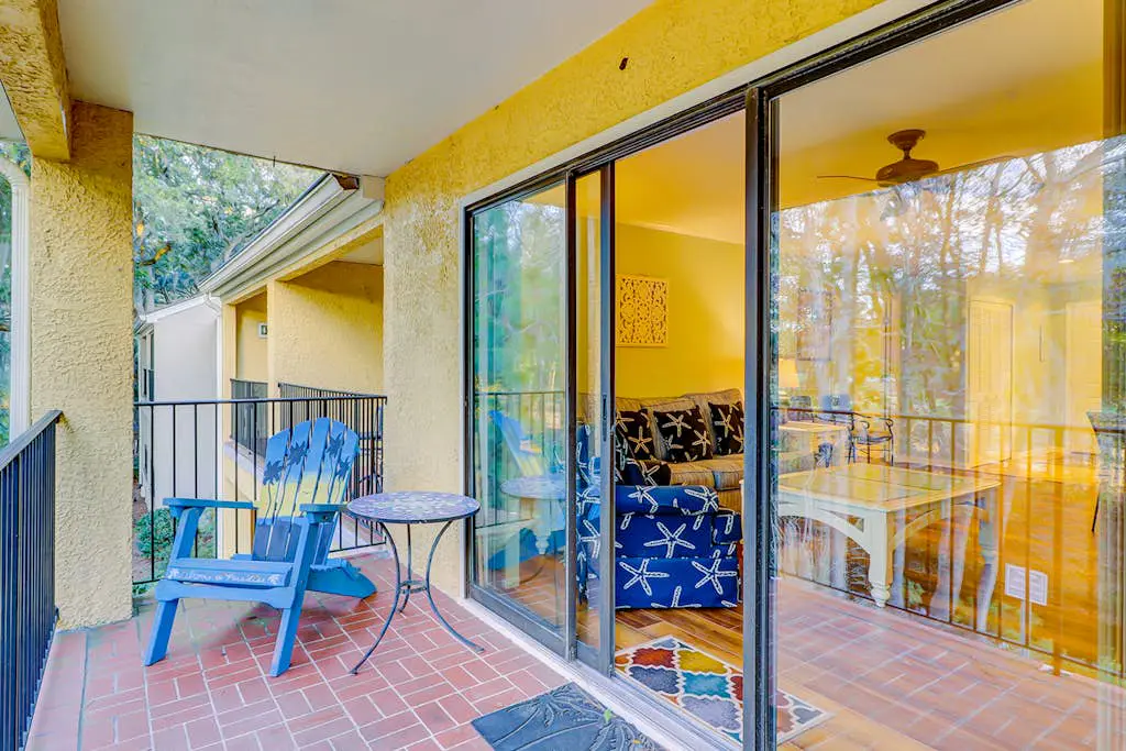 Fantastic Vacation Condo Close to Beach w/Free WiFi, AC, W/D, Shared Pool/Tennis