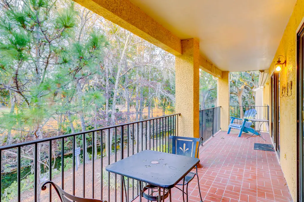 Fantastic Vacation Condo Close to Beach w/Free WiFi, AC, W/D, Shared Pool/Tennis