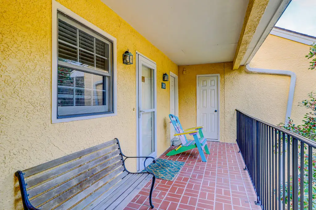 Fantastic Vacation Condo Close to Beach w/Free WiFi, AC, W/D, Shared Pool/Tennis