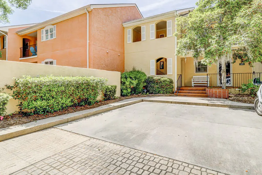 Fantastic Vacation Condo Close to Beach w/Free WiFi, AC, W/D, Shared Pool/Tennis